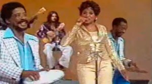 Alcione cantando Não Deixe o Samba Morrer em 1976