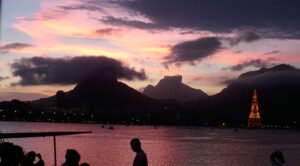 Curta o Natal ao som de samba.