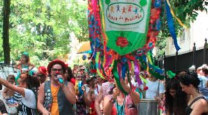 Bloco da Pracinha com oficinas e muita alegria