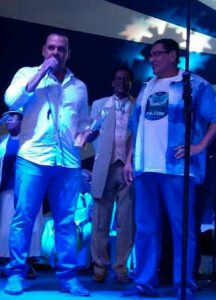 Presidente Marcos Falcon entrega troféu de primeiro lugar a Wanderley Monteiro