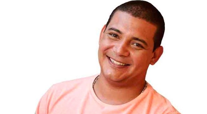 Juninho Thybau festeja aniversário no Teatro Rival