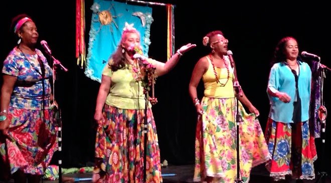 Fortalecendo o Bairro Através da Arte. As Três Marias, o Sol e a Lua