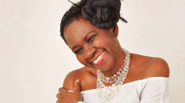 Áurea Martins 81 anos